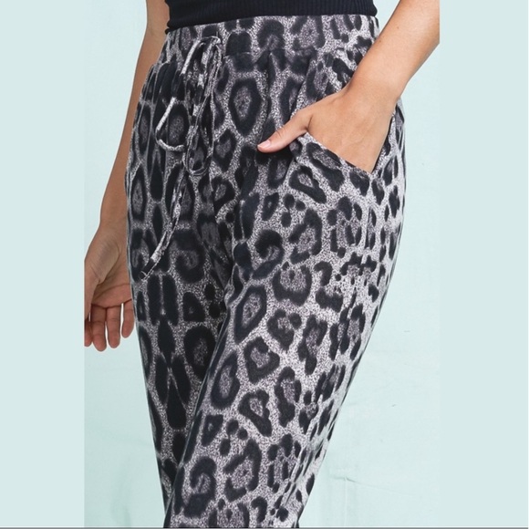 💝Boutique~🐆Leopard Animal Print Joggers - Picture 1 of 6